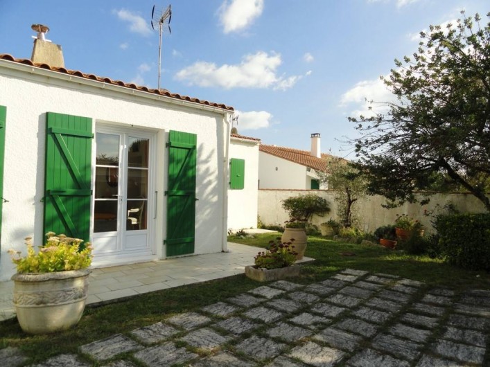 Location de vacances - Villa à Sainte-Marie-de-Ré - jardin devant maison