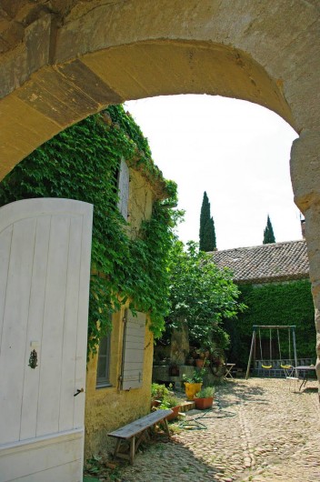 Location de vacances - Gîte à Lirac - Entrée du mas