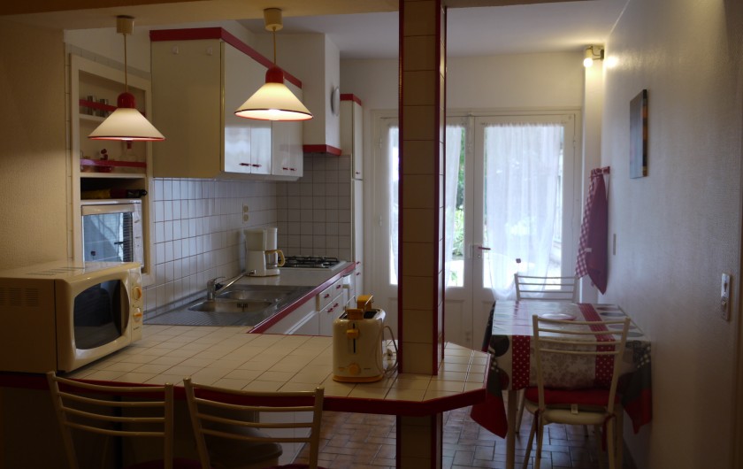 Location de vacances - Gîte à Montagnac - Vue sur la cuisine et salle à mangé depuis le salon