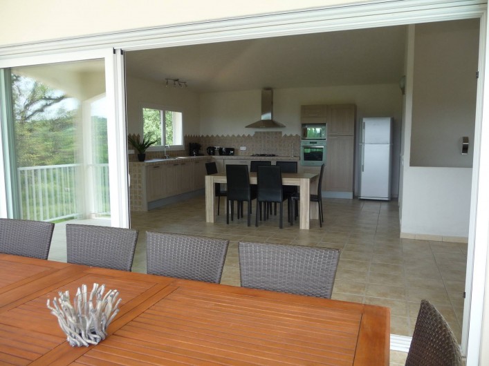 Location de vacances - Villa à Sainte-Lucie de Porto-Vecchio - TERRASSE / CUISINE