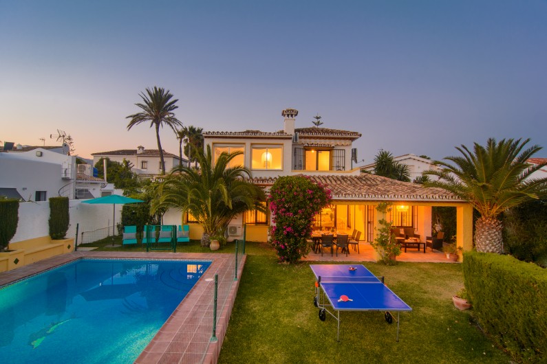 Location de vacances - Villa à Marbella - Villa de quatre chambres, piscine, jardin, table de ping-pong.