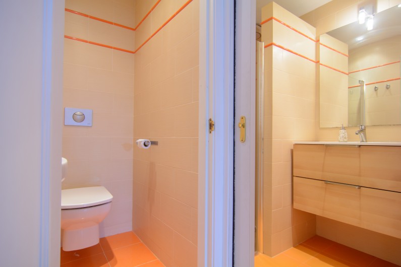 Location de vacances - Villa à Marbella - Salle de bain familiale avec douche à l'italienne, lavabo et toilettes.
