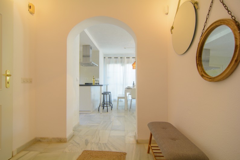Location de vacances - Villa à Marbella - Design minimaliste dans le hall et le salon