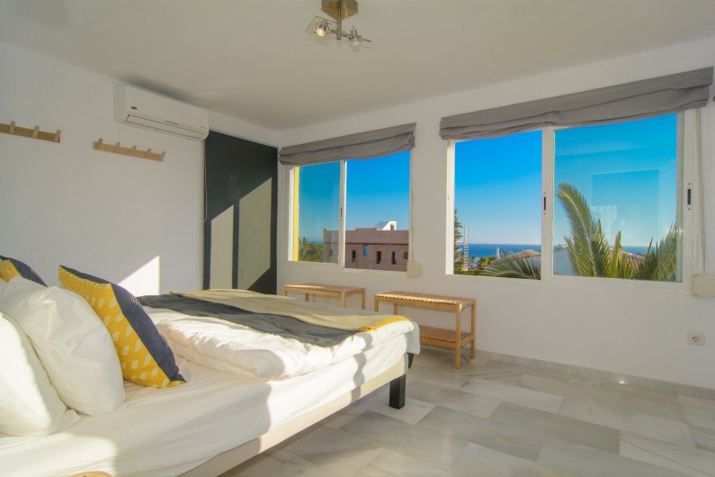 Location de vacances - Villa à Marbella - Chambre à coucher principale avec vue panoramique sur la mer