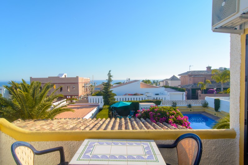 Location de vacances - Villa à Marbella - Belle vue sur la mer depuis le balcon du premier niveau