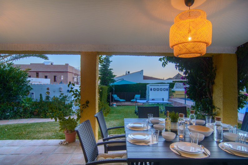Location de vacances - Villa à Marbella - Salle à manger avec table pour 8 personnes sur la terrasse