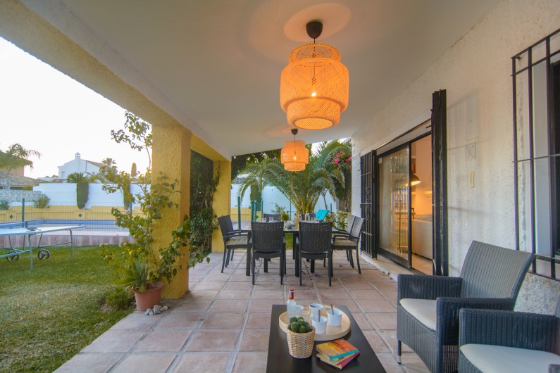 Location de vacances - Villa à Marbella - Terrasse avec coin salon et salle à manger, vue sur la piscine