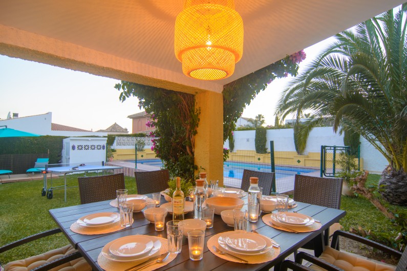 Location de vacances - Villa à Marbella - Table à manger pour 8 personnes sur la terrasse avec vue sur la piscine