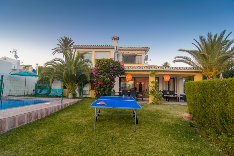 Location de vacances - Villa à Marbella - Table de ping-pong au milieu du jardin près de la piscine