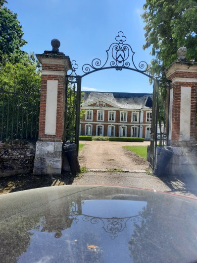 Location de vacances - Château - Manoir à Mesnil-Verclives - l entrée depuis le portail