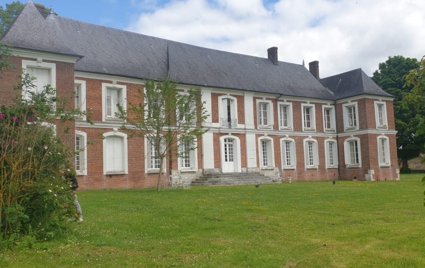 Location de vacances - Château - Manoir à Mesnil-Verclives - la façade sud, où nous nous tenons pour les déjeuners au soleil