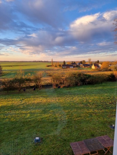 Location de vacances - Château - Manoir à Mesnil-Verclives - la vue d une des chambres à l'étage