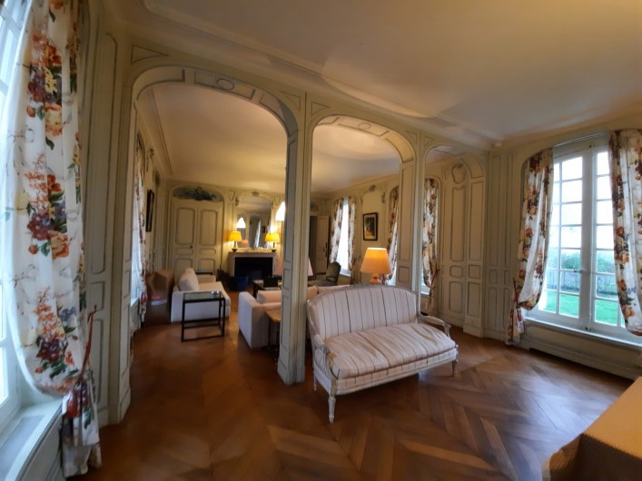 Location de vacances - Château - Manoir à Mesnil-Verclives - le salon vers la cheminée