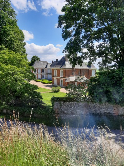 Location de vacances - Château - Manoir à Mesnil-Verclives - la vue depuis le village