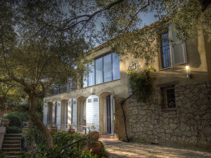 Location de vacances - Appartement à Sète - La façade coté parc et port avec les chambres qui ouvrent sur la terrasse.