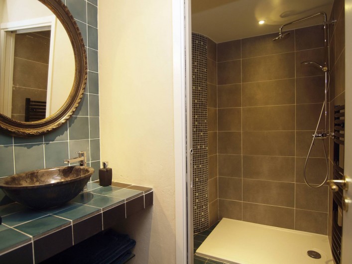 Location de vacances - Appartement à Sète - Cabinet de toilette de la chambre La Corniche avec vue sur la  douche .
