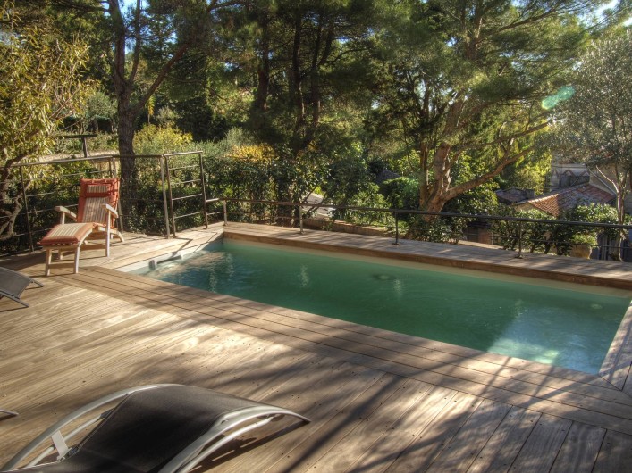 Location de vacances - Appartement à Sète - La piscine avec vue sur le parc et l'école des Beaux Arts.