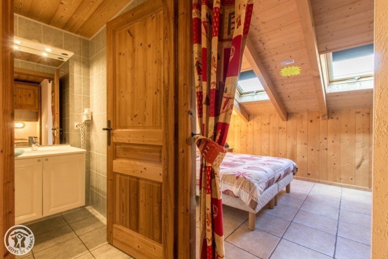 Location de vacances - Chalet à Châtel - chambre  4 avec sa salle de douche et son coin montagne 1 lit 1 pers