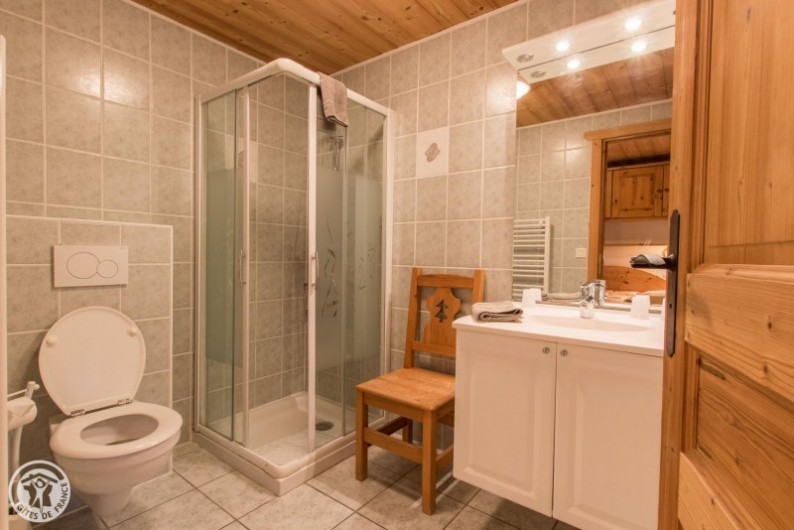 Location de vacances - Chalet à Châtel - salle de douche en suite de la chambre 4