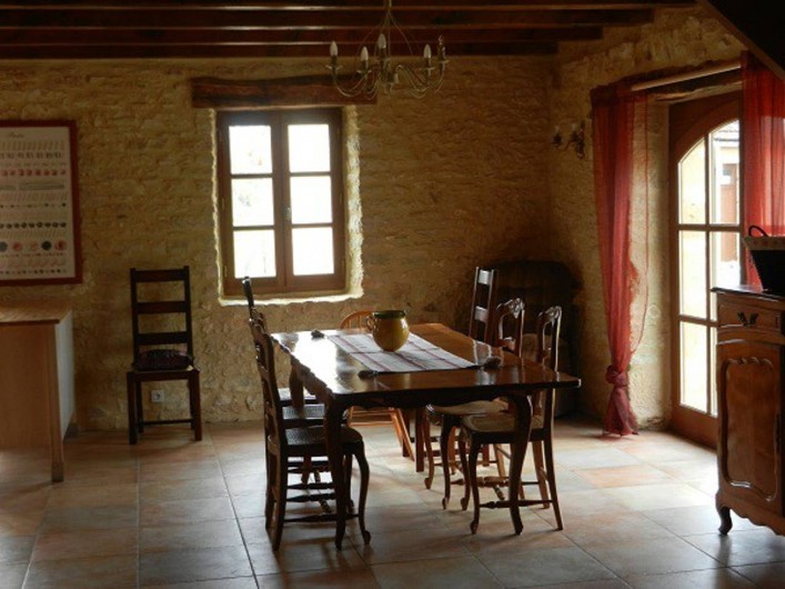 Location de vacances - Gîte à Dégagnac - Salle à Manger, regroupée avec cuisine et salon pour former une pièce de 80m2