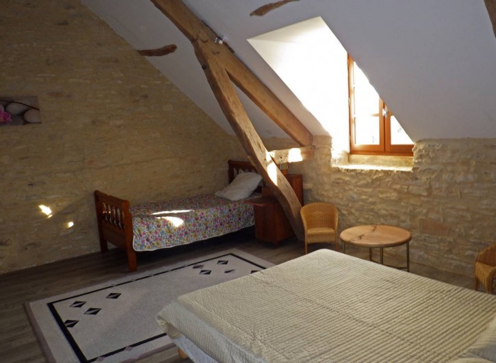 Location de vacances - Gîte à Dégagnac - Chambre 2 avec un Grant lit et un petit lit