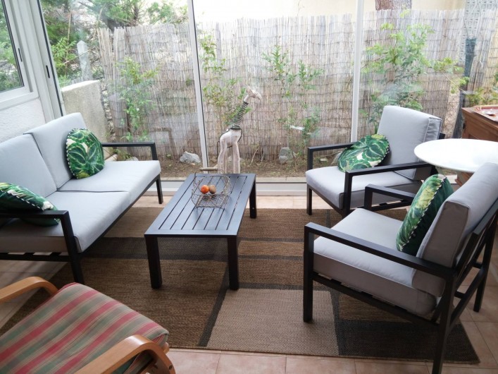 Location de vacances - Villa à Gruissan Plage - petit salon véranda pour lire ou prendre le café ou l'apéritif