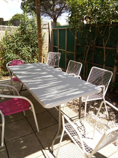 Location de vacances - Villa à Gruissan Plage - coin repas dans le jardin