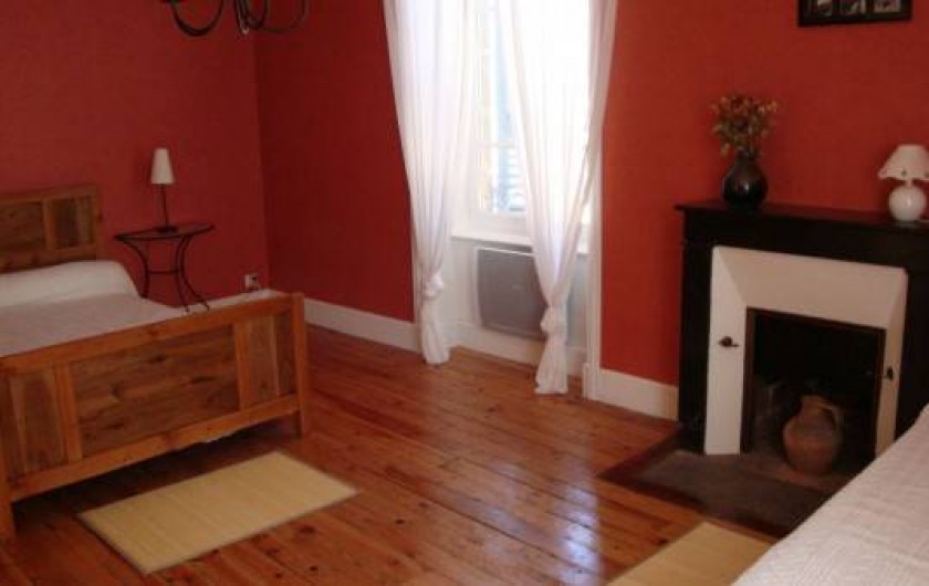 Location de vacances - Maison - Villa à Laps - Chambre : lit 2 personnes et grand lit 1 personne.