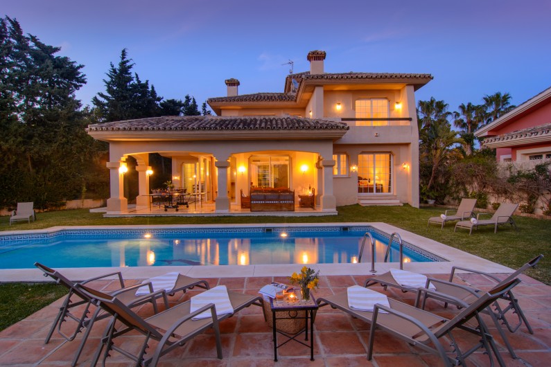 Location de vacances - Chalet à Marbella - Villa orientée sud avec piscine et grand jardin