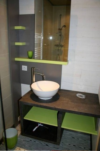 Location de vacances - Appartement à Gresse-en-Vercors - salle de bain étage