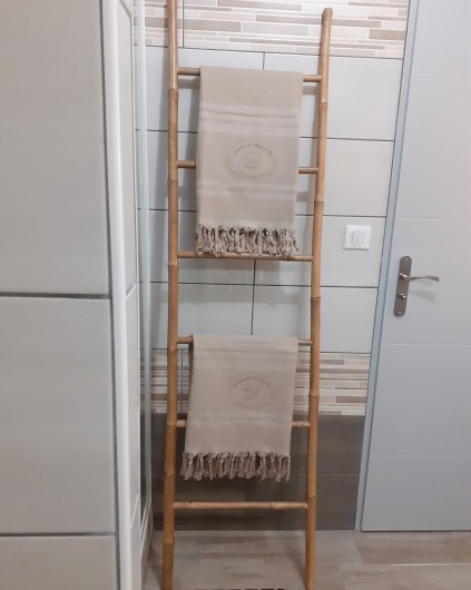 Location de vacances - Appartement à Le Mont-Dore - Détail salle de douche