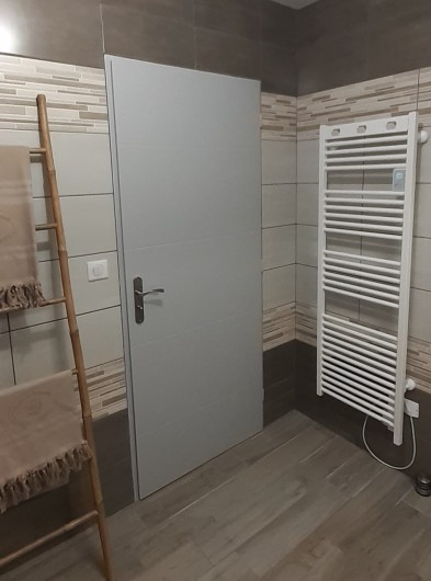 Location de vacances - Appartement à Le Mont-Dore - Détail salle de douche - sèche serviettes électrique