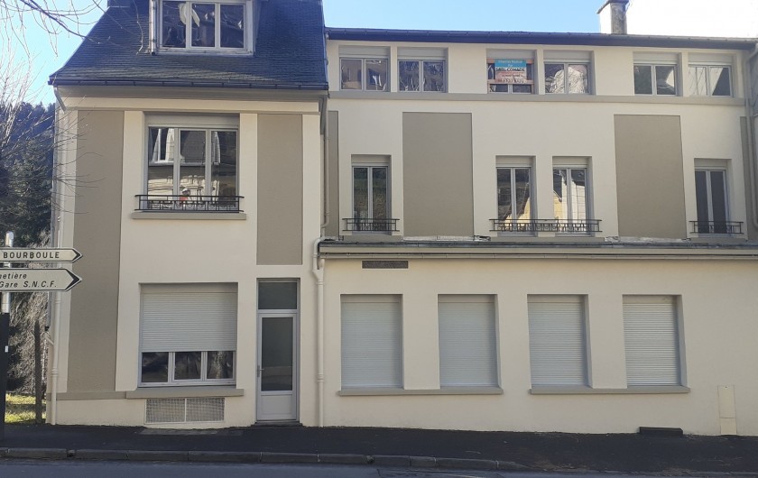 Location de vacances - Appartement à Le Mont-Dore - Vue de l'immeuble côté rue