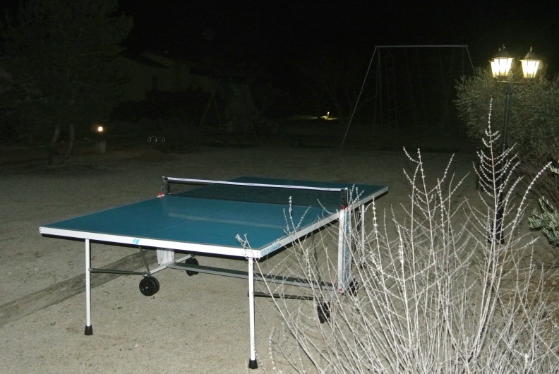 Location de vacances - Gîte à Fontvieille - air de jeux : table de ping pong, balançoire et terrain de pétanqe