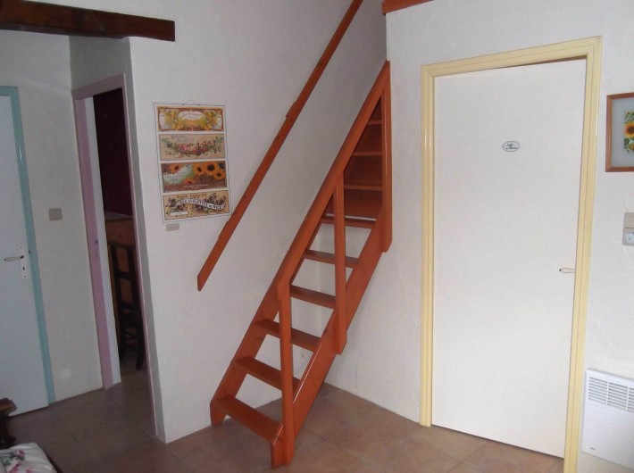 Location de vacances - Maison - Villa à Lauzerte - Escalier au chambre mezzanin