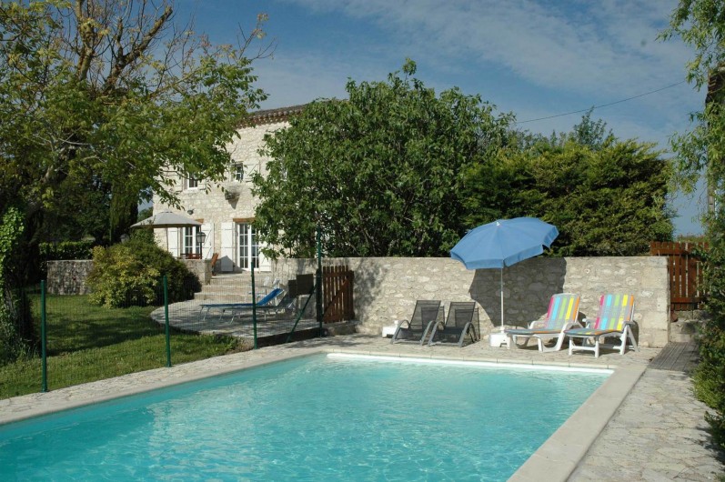 Location de vacances - Maison - Villa à Lauzerte - Piscine cloturée avec chaises longues et parasols