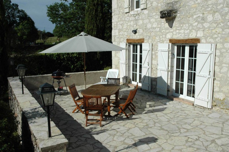Location de vacances - Maison - Villa à Lauzerte - Terrasse avec mobiliers et barbecue