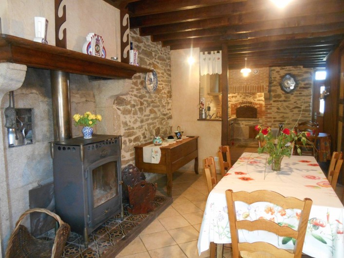 Location de vacances - Maison - Villa à Nouzerolles - salle à manger et cuisine attenante dans le fond; feu au bois Godin
