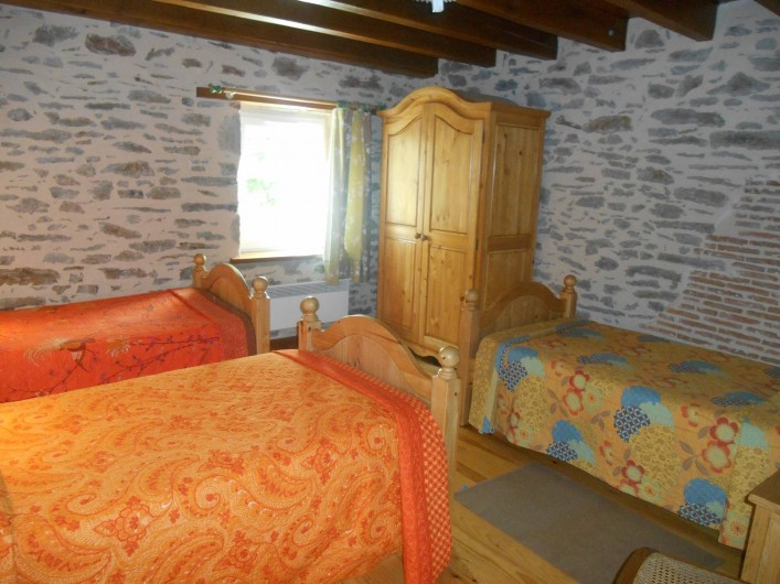Location de vacances - Maison - Villa à Nouzerolles - chambre : 3 lits simples * 90/190 bon couchage adulte/enfant