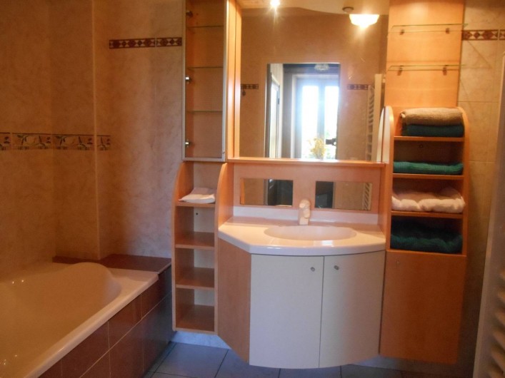 Location de vacances - Maison - Villa à Nouzerolles - salle de bain en bas; baignoire + douche séparée; salle d'eau à l'étage