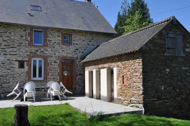 Location de vacances - Maison - Villa à Nouzerolles - arrière ; côté jardin; grand terrain ;