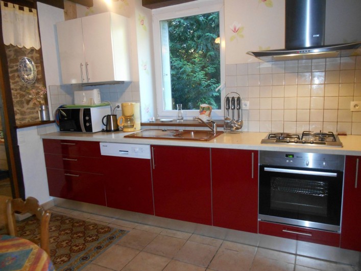 Location de vacances - Maison - Villa à Nouzerolles - cuisine tout équipée grand four  lave-vaisselle  micro- onde ....