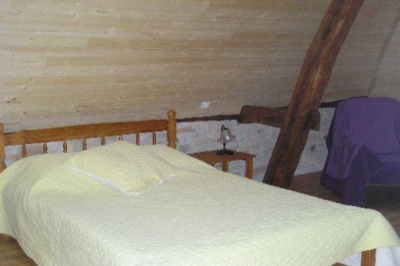 Location de vacances - Gîte à Saint-Chamassy - chambre double du haut