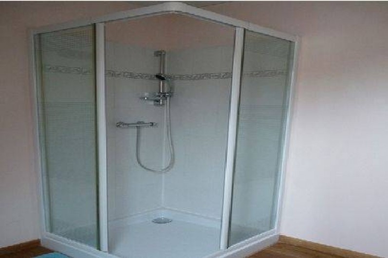 Location de vacances - Gîte à Saint-Chamassy - salle de bain du haut 