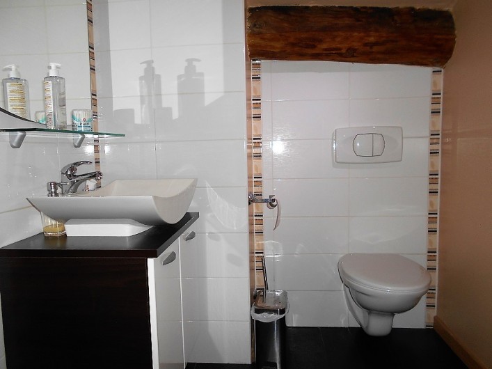 Location de vacances - Villa à Nantille - Salle de bain étage , baignoire dérrière mur lavabo
