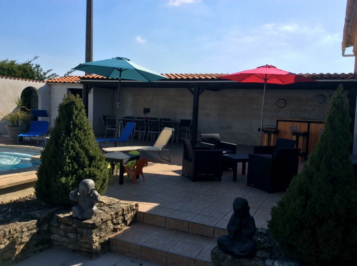 Location de vacances - Villa à Nantille - coin repas, barbecue, salon jardin