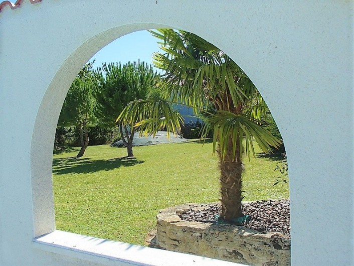 Location de vacances - Villa à Nantille - jardin vu de la piscine