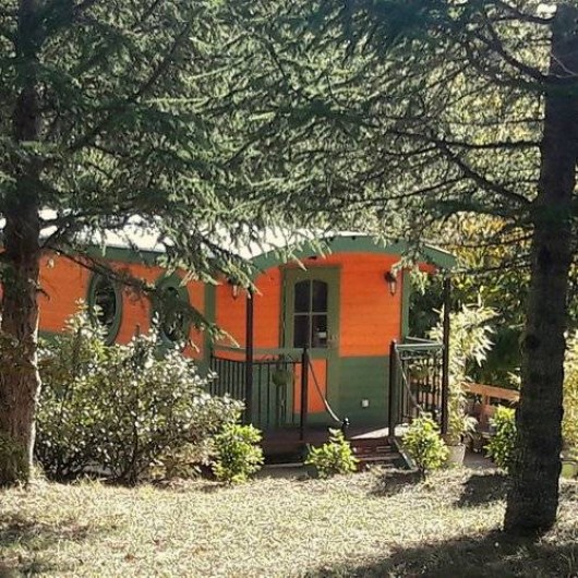 Location de vacances - Yourte à Barjac - Roulotte en bois de 20 m² avec immense terrasse pour 2 à 4 pers