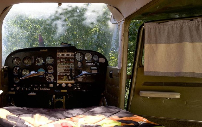 Location de vacances - Yourte à Barjac - Matelas de 110 dans un avion Cessna pour une nuit dans les étoiles