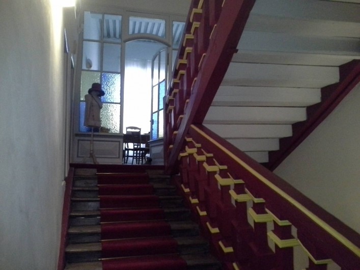 Location de vacances - Chambre d'hôtes à Saint-Trivier-de-Courtes - Notre bel escalier aux balustres rouges et jaunes.